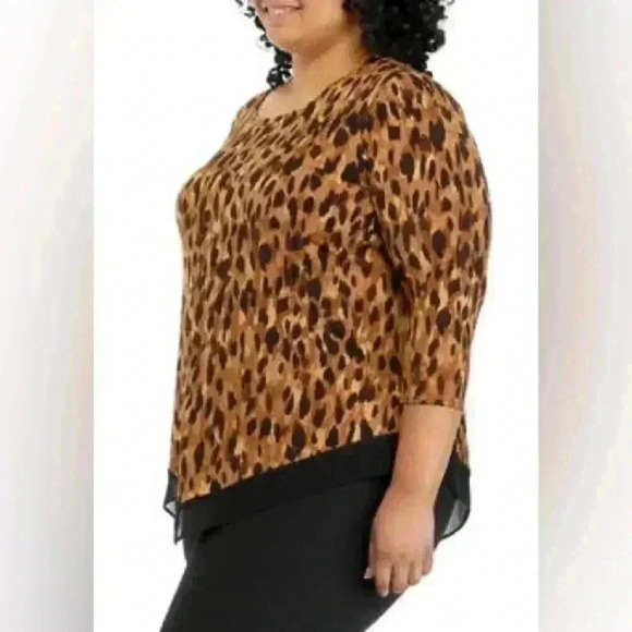 Carmen Marc Valvo - Plus Size Printed Top with Chiffon Hem - Picture 2 of 9